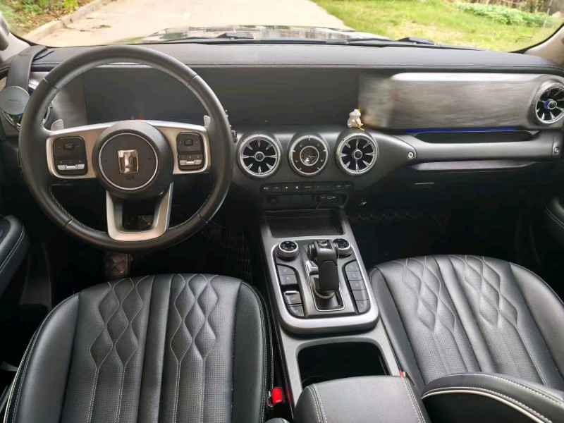 襄陽25年長城汽車坦克4