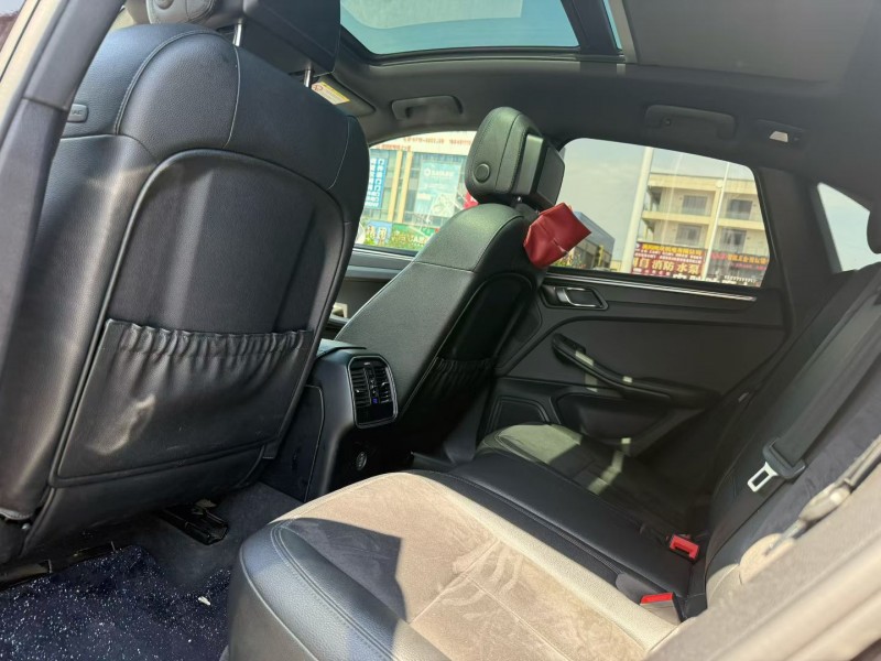 襄阳18年保时捷Macan5