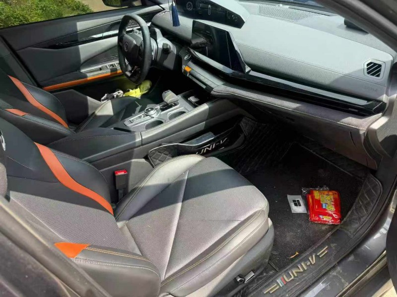 中山22年長安汽車UNI8