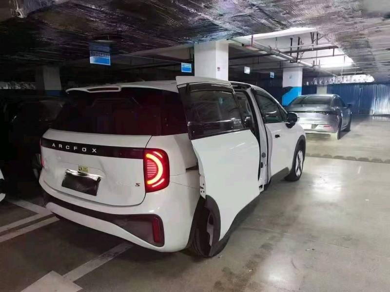 成都25年極狐汽車考拉9