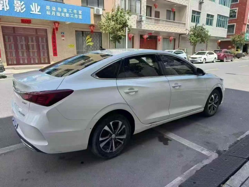 金華20年長安汽車逸動8