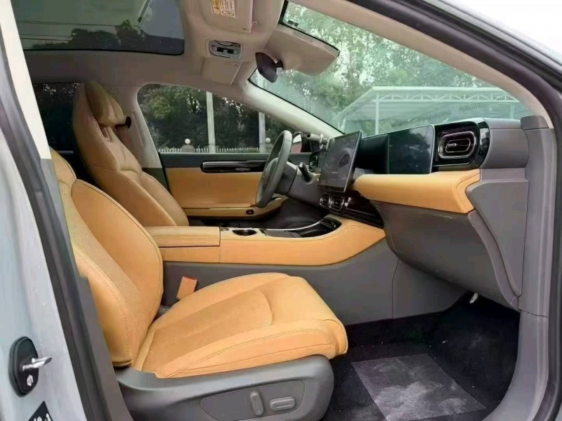 襄陽25年零跑汽車C016
