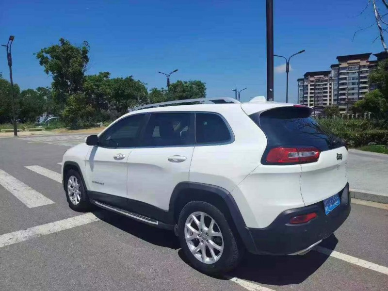 淮安17年Jeep自由光8