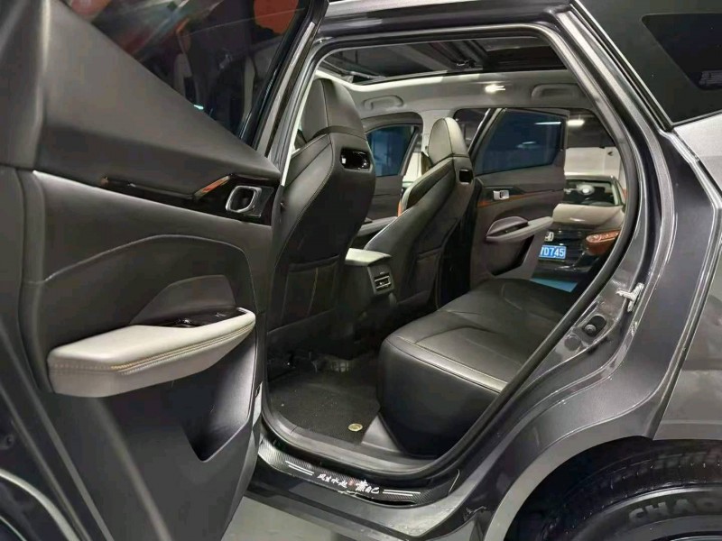 成都23年長安汽車歐尚8