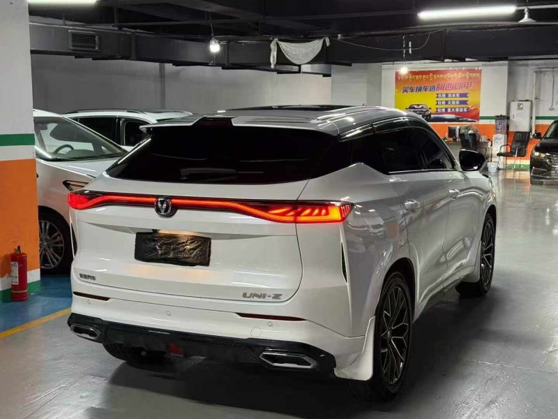 成都25年長安汽車UNI8