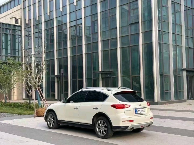 青島17年英菲尼迪QX504