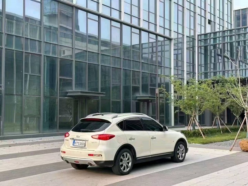 青島17年英菲尼迪QX506