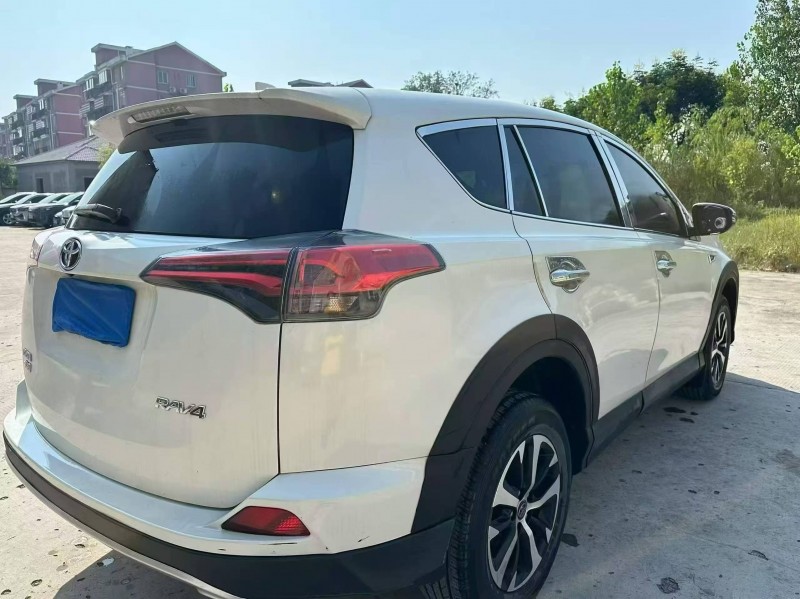 宜昌18年丰田RAV48