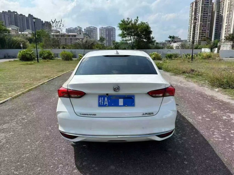 南宁24年别克威朗9