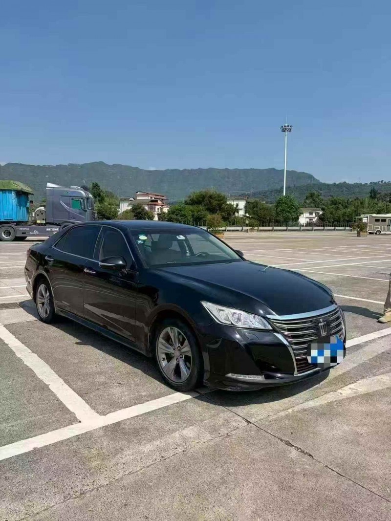 安顺17年丰田皇冠2