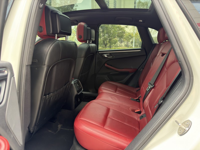 济宁19年保时捷Macan7