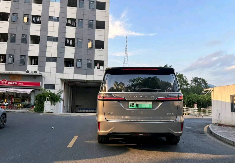 东莞24年岚图汽车梦想家3