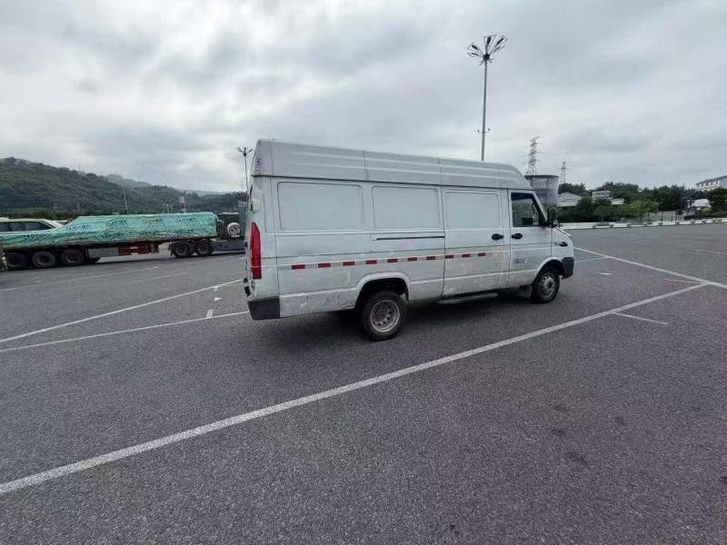 重庆25年依维柯得意3