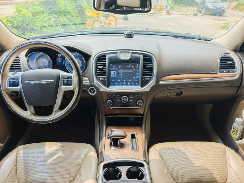 朝阳13年克莱斯勒300C4