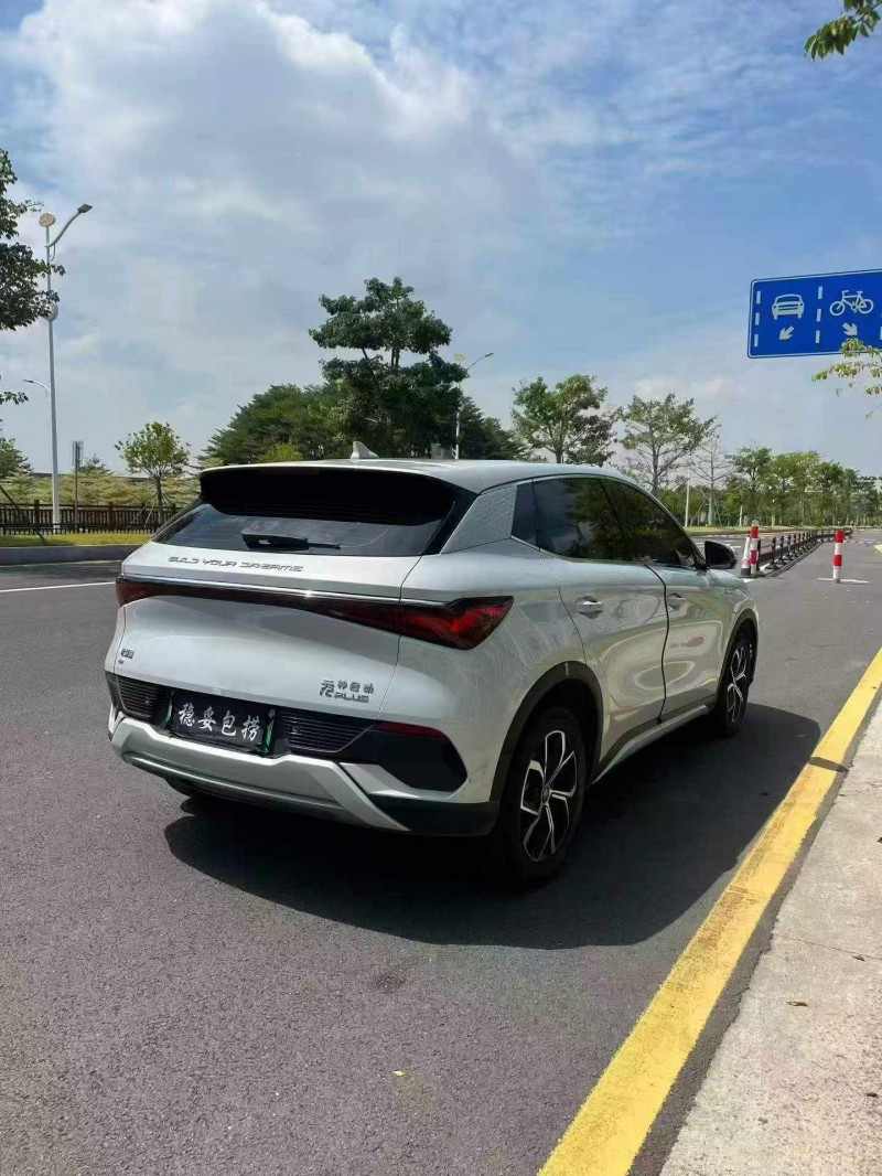 东营24年比亚迪元8