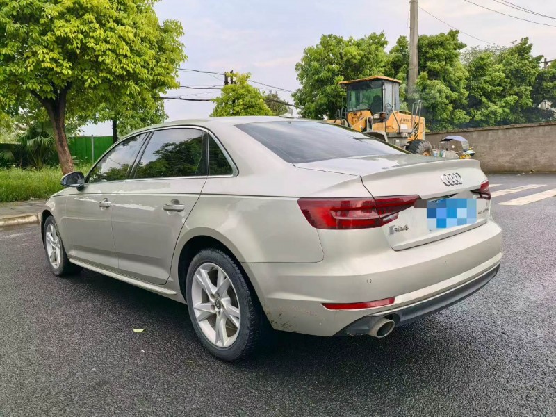 成都18年奥迪A4L8
