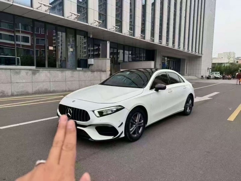 东营19年奔驰傲旋3