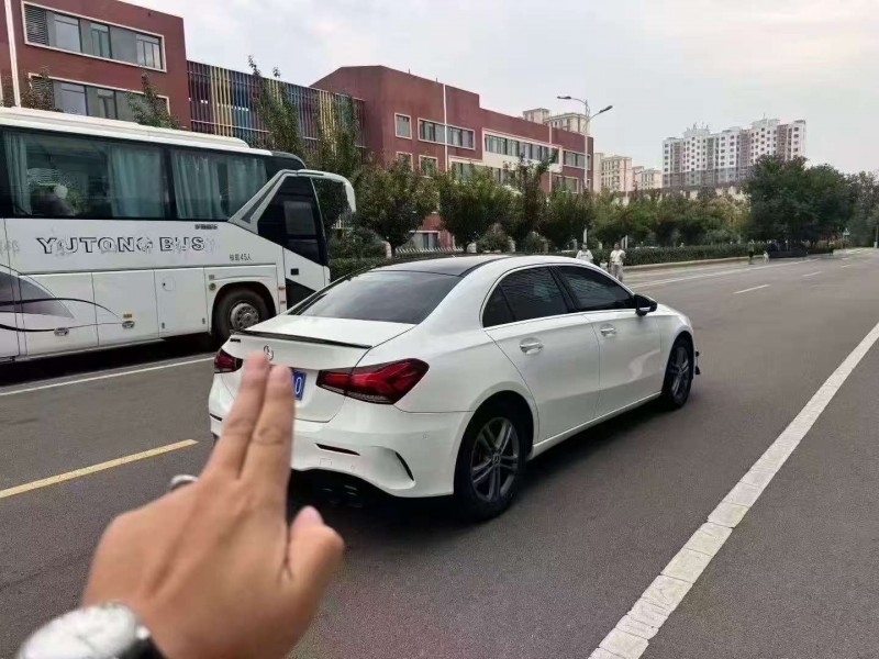 东营19年奔驰傲旋7