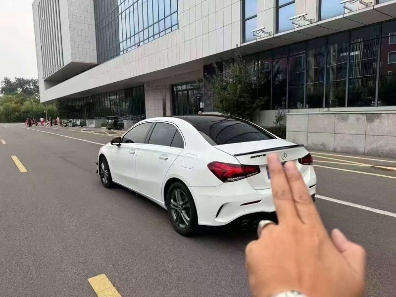 东营19年奔驰傲旋8