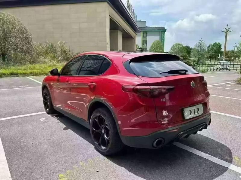 张家界18年阿尔法·罗密欧Stelvio7